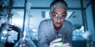 Deney, bilimsel bilgilerin doğruluğunu sınamak ya da yeni bilgileri keşfetmek amacıyla belirli bir düzen ve yöntemle yapılan uygulamalı çalışmalardır. Bilimin temel yapı taşlarından biri olan deney, hem doğa bilimlerinde hem de sosyal bilimlerde gözlem, hipotez, veri ve analiz gibi unsurlarla birlikte yürütülür. Bu süreçte elde edilen sonuçlar, sadece teoriye katkı sağlamakla kalmaz, aynı zamanda gerçek dünya uygulamalarının temelini oluşturur. Konulu bir haber görseli.