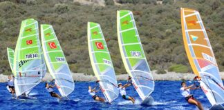 Yelken, rüzgar gücünden yararlanarak su üzerinde ilerlemeyi sağlayan bir spordur. Kökleri yüzyıllar öncesine dayanan bu zarif ve aynı zamanda teknik açıdan karmaşık spor dalı, hem doğayla uyumu hem de stratejik düşünmeyi aynı potada eritir. Bugün modern yelken sporu, sadece bir rekabet alanı değil, aynı zamanda bir yaşam biçimi ve kültür haline gelmiştir. Konulu bir haber görseli.