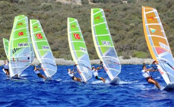Yelken, rüzgar gücünden yararlanarak su üzerinde ilerlemeyi sağlayan bir spordur. Kökleri yüzyıllar öncesine dayanan bu zarif ve aynı zamanda teknik açıdan karmaşık spor dalı, hem doğayla uyumu hem de stratejik düşünmeyi aynı potada eritir. Bugün modern yelken sporu, sadece bir rekabet alanı değil, aynı zamanda bir yaşam biçimi ve kültür haline gelmiştir. Konulu bir haber görseli.