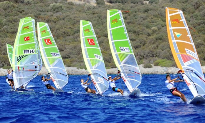 Yelken, rüzgar gücünden yararlanarak su üzerinde ilerlemeyi sağlayan bir spordur. Kökleri yüzyıllar öncesine dayanan bu zarif ve aynı zamanda teknik açıdan karmaşık spor dalı, hem doğayla uyumu hem de stratejik düşünmeyi aynı potada eritir. Bugün modern yelken sporu, sadece bir rekabet alanı değil, aynı zamanda bir yaşam biçimi ve kültür haline gelmiştir. Konulu bir haber görseli.