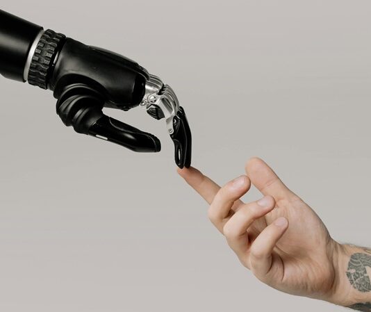 Yapay zeka teknolojileri son yıllarda adını sıkça duyduğumuz kavramlar arasında yer alıyor. Ancak bu alanın içinde yer alan birçok alt disiplin, zaman zaman birbiriyle karıştırılabiliyor. Bu karışıklıkların başında ise derin öğrenme ile yapay zeka arasındaki farklar geliyor. Her iki kavram da modern teknolojinin temel taşlarını oluştursa da, işleyiş biçimleri, amaçları ve uygulama alanları bakımından önemli farklılıklar taşımaktadır. Bu farkların doğru bir şekilde anlaşılması, teknolojiyi daha bilinçli kullanmak ve geliştirilen sistemleri doğru yorumlamak açısından büyük önem taşır. Çünkü her ne kadar birbirini besleyen yapılar olsa da, yapay zeka daha genel bir çerçeveyi temsil ederken derin öğrenme bu çerçevenin içinde daha özel bir yere sahiptir. Konulu bir haber görseli.