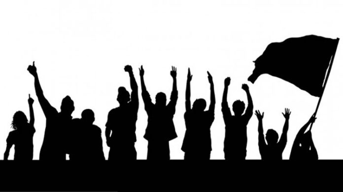 Modern yönetim anlayışında devletin işleyiş biçimi, karar alma süreçlerinin kim tarafından ve hangi düzeyde yürütüldüğüne göre şekillenir. Bu bağlamda desantralizasyon yani yerinden yönetim anlayışı ile merkeziyetçilik arasındaki farklar, yalnızca birer idari tercih değil aynı zamanda toplumsal katılım, kaynak kullanımı ve hizmet kalitesi açısından da ciddi sonuçlar doğurur. Son yıllarda özellikle büyük ve karmaşık toplumlarda desantralizasyon eğiliminin artması, bu kavramın siyasetten ekonomiye kadar birçok alanda yeniden tartışılmasına neden olmuştur. Konulu bir haber görseli.