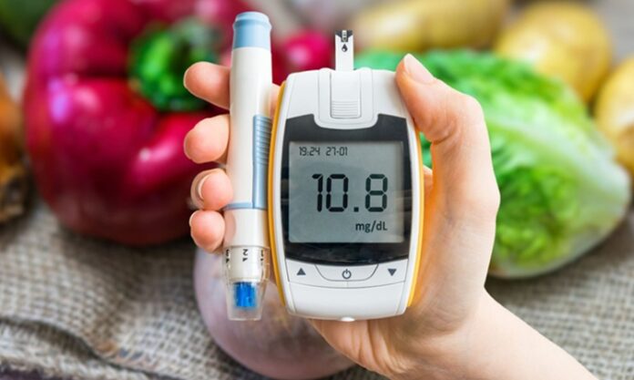 Diyabet Nedir Hangi Belirtilerle Ortaya Çıkar Günümüzde dünya genelinde milyonlarca insanı etkileyen diyabet, giderek yaygınlaşan ve ciddi sonuçlar doğurabilen bir metabolik hastalık türüdür. Vücudun kan şekeri düzeyini kontrol etme mekanizmasının bozulmasıyla ortaya çıkan bu hastalık, erken teşhis edilmediğinde kalp hastalıklarından böbrek yetmezliğine kadar pek çok sağlık sorununa neden olabilmektedir. Diyabet, sadece bireysel sağlığı değil aynı zamanda toplumsal sağlık sistemlerini de doğrudan etkileyen kronik bir sorun haline gelmiştir. Bu nedenle diyabetin ne olduğu, hangi belirtilerle kendini gösterdiği ve kimleri daha çok etkilediği gibi konular herkesin bilgi sahibi olması gereken temel sağlık başlıkları arasında yer almaktadır. Konulu bir haber görseli.