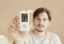 Modern çağın yaygın kronik hastalıklarından biri olan diyabet, dünya genelinde her geçen yıl daha fazla insanı etkisi altına alıyor. Kan şekerinin normalden yüksek seyretmesiyle tanımlanan bu metabolik rahatsızlık, tedavi edilmediği takdirde kalp-damar hastalıklarından böbrek yetmezliğine, göz problemlerinden sinir hasarına kadar birçok ciddi sağlık sorununa yol açabiliyor. Diyabetin erken evrede fark edilmesi ve doğru yöntemlerle kontrol altına alınması, bu olası komplikasyonların önüne geçmenin en etkili yolu olarak öne çıkıyor. Ancak diyabet sadece bireysel bir sağlık sorunu değil, aynı zamanda toplum sağlığı açısından da büyük bir risk faktörü taşıyor. Konulu bir haber görseli