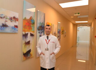 Rahim ağzı (serviks) kanseri, genellikle HPV (Human Papilloma Virus) adı verilen virüs nedeniyle rahim ağzındaki hücrelerin anormal şekilde çoğalması sonucu oluşuyor. Düzenli pap smear testleri ve HPV aşıları, rahim ağzı kanseri riskini azaltmada önemli rol oynuyor. Erken teşhis önem taşıyor çünkü tedavi şansını artırabiliyor. Doç. Dr. Gökhan Demirayak, "Rahim Ağzı (Serviks) Kanseri Farkındalık Ayı" kapsamında "Rahim ağzı kanseri taramaları ve HPV aşılarının önemi" hakkında bilgi verdi. Konulu bir görsel