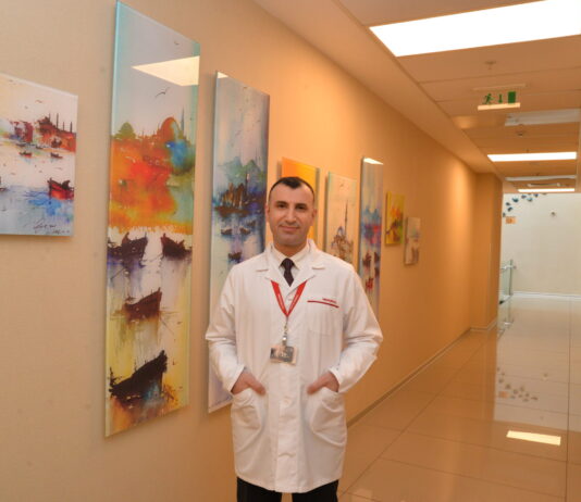 Rahim ağzı (serviks) kanseri, genellikle HPV (Human Papilloma Virus) adı verilen virüs nedeniyle rahim ağzındaki hücrelerin anormal şekilde çoğalması sonucu oluşuyor. Düzenli pap smear testleri ve HPV aşıları, rahim ağzı kanseri riskini azaltmada önemli rol oynuyor. Erken teşhis önem taşıyor çünkü tedavi şansını artırabiliyor. Doç. Dr. Gökhan Demirayak, "Rahim Ağzı (Serviks) Kanseri Farkındalık Ayı" kapsamında "Rahim ağzı kanseri taramaları ve HPV aşılarının önemi" hakkında bilgi verdi. Konulu bir görsel