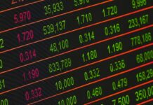 Döviz kuru, bir ülkenin para biriminin başka bir ülkenin para birimi karşısındaki değerini ifade eder. Bu değer, ticaretin, yatırımın, tüketimin ve ekonomik büyümenin temel parametrelerinden biri olarak büyük bir öneme sahiptir. Döviz kuru, yalnızca finansal piyasalarda değil, aynı zamanda bireylerin günlük yaşamını da doğrudan etkileyen bir faktördür. Bir ülkenin döviz kuru değerindeki değişiklikler, ihracat, ithalat, enflasyon ve faiz oranları gibi ekonominin önemli göstergelerini etkileyebilir. Konulu bir haber görseli