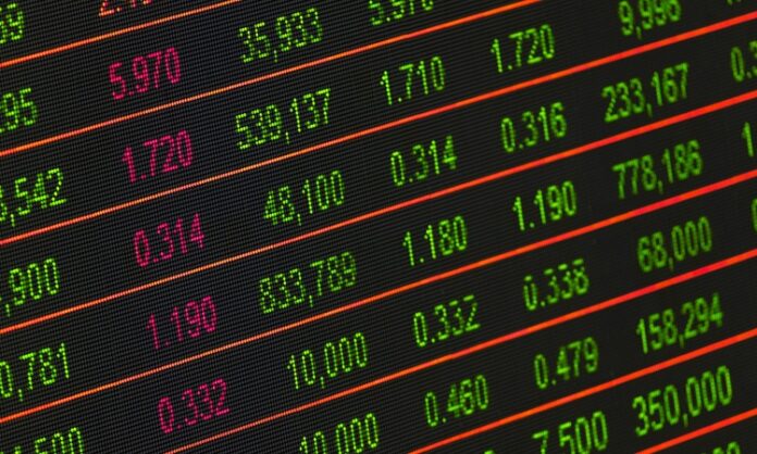 Döviz kuru, bir ülkenin para biriminin başka bir ülkenin para birimi karşısındaki değerini ifade eder. Bu değer, ticaretin, yatırımın, tüketimin ve ekonomik büyümenin temel parametrelerinden biri olarak büyük bir öneme sahiptir. Döviz kuru, yalnızca finansal piyasalarda değil, aynı zamanda bireylerin günlük yaşamını da doğrudan etkileyen bir faktördür. Bir ülkenin döviz kuru değerindeki değişiklikler, ihracat, ithalat, enflasyon ve faiz oranları gibi ekonominin önemli göstergelerini etkileyebilir. Konulu bir haber görseli