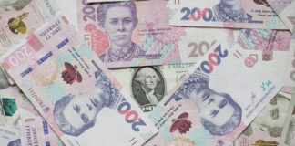 Döviz kurları, küresel ticaretin en temel belirleyicilerinden biri haline gelmiş durumda. Özellikle Türkiye gibi gelişmekte olan ülkelerde, dövizde yaşanan ani değişiklikler hem ithalatı hem de ihracatı doğrudan etkiliyor. konulu bir görsel