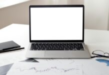 E-ticaret, teknolojinin hızla gelişmesiyle birlikte son yıllarda girişimciliğin en popüler alanlarından biri haline gelmiştir. Özellikle internetin yaygınlaşması ve dijitalleşmenin her alanda artmasıyla birlikte artık evden çalışarak bir işletme kurmak hayal olmaktan çıkmış, somut bir gerçeklik haline gelmiştir. Peki gerçekten e-ticaret evde yapılır mı? Bu sorunun yanıtı, net bir şekilde evettir. Hatta günümüzde kurulan birçok başarılı e-ticaret markası, evde başlanan küçük adımlarla doğmuştur. Konulu bir haber görseli