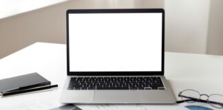 E-ticaret, teknolojinin hızla gelişmesiyle birlikte son yıllarda girişimciliğin en popüler alanlarından biri haline gelmiştir. Özellikle internetin yaygınlaşması ve dijitalleşmenin her alanda artmasıyla birlikte artık evden çalışarak bir işletme kurmak hayal olmaktan çıkmış, somut bir gerçeklik haline gelmiştir. Peki gerçekten e-ticaret evde yapılır mı? Bu sorunun yanıtı, net bir şekilde evettir. Hatta günümüzde kurulan birçok başarılı e-ticaret markası, evde başlanan küçük adımlarla doğmuştur. Konulu bir haber görseli