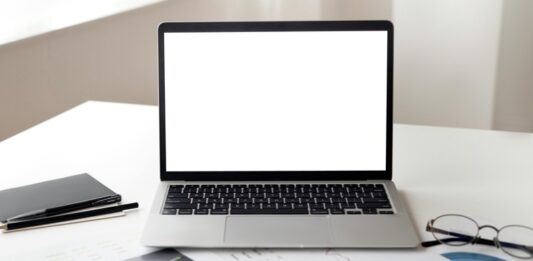 E-ticaret, teknolojinin hızla gelişmesiyle birlikte son yıllarda girişimciliğin en popüler alanlarından biri haline gelmiştir. Özellikle internetin yaygınlaşması ve dijitalleşmenin her alanda artmasıyla birlikte artık evden çalışarak bir işletme kurmak hayal olmaktan çıkmış, somut bir gerçeklik haline gelmiştir. Peki gerçekten e-ticaret evde yapılır mı? Bu sorunun yanıtı, net bir şekilde evettir. Hatta günümüzde kurulan birçok başarılı e-ticaret markası, evde başlanan küçük adımlarla doğmuştur. Konulu bir haber görseli