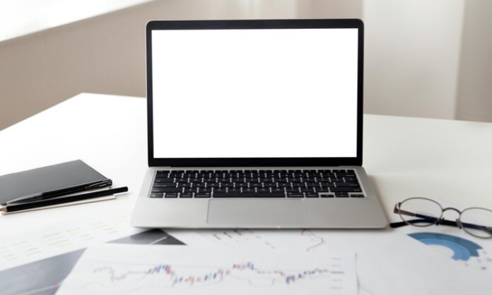 E-Ticaret Evde Yapılır Mı E-ticaret, teknolojinin hızla gelişmesiyle birlikte son yıllarda girişimciliğin en popüler alanlarından biri haline gelmiştir. Özellikle internetin yaygınlaşması ve dijitalleşmenin her alanda artmasıyla birlikte artık evden çalışarak bir işletme kurmak hayal olmaktan çıkmış, somut bir gerçeklik haline gelmiştir. Peki gerçekten e-ticaret evde yapılır mı? Bu sorunun yanıtı, net bir şekilde evettir. Hatta günümüzde kurulan birçok başarılı e-ticaret markası, evde başlanan küçük adımlarla doğmuştur. Konulu bir haber görseli