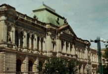 Egemenlik, tarih boyunca devlet kavramının en temel unsurlarından biri olarak kabul edilmiştir. Her devletin varlık sebebi, halkı ve toprakları üzerinde bağımsız ve üstün bir otoriteye sahip olmasıdır. İşte bu üstün ve bölünemez yetkiye egemenlik denir. Siyasi, hukuki ve tarihsel bağlamda farklı anlamlara gelebilen bu kavram, modern çağda özellikle uluslararası ilişkiler, anayasa hukuku ve vatandaşlık hakları gibi pek çok alanda merkezi bir öneme sahiptir. Egemenlik, yalnızca devletin gücünü değil, aynı zamanda bu gücün nasıl kullanıldığını ve kimin adına kullanıldığını da tanımlar. Konulu bir haber görseli.