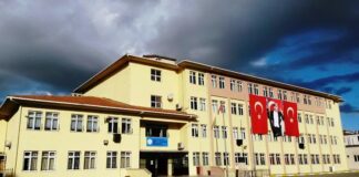 Eğitimde fırsat eşitliği, bireylerin hangi sosyoekonomik sınıftan, hangi bölgeden ya da hangi toplumsal gruptan geldiğine bakılmaksızın, eğitim alanında eşit imkanlara sahip olmasını savunan bir prensiptir. Ancak günümüzde bu prensip, birçok yerde hâlâ tam anlamıyla uygulanabilmiş değildir. Eğitimde fırsat eşitsizliği, eğitim sisteminin en önemli sorunlarından biri olmaya devam etmektedir. Türkiye gibi gelişmekte olan ülkelerde, bu sorunun daha da derinleştiği görülmektedir. Konulu bir haber görseli.