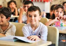 Eğitim sistemi, sadece müfredatla değil, aynı zamanda öğretmenlerin ve okulların değerlendirme biçimiyle de şekilleniyor. Son yıllarda giderek daha fazla gündeme gelen performans sistemleri, eğitim politikalarının merkezine oturtulmak isteniyor. Ancak bu sistemlerin ne kadar adil, işlevsel ve öğretim kalitesine katkı sağlayıcı olduğu hâlâ tartışma konusu. Performansa dayalı değerlendirme, öğretmenleri motive edebileceği gibi onları baskı altına da sokabiliyor. Peki, eğitimde performans sistemi gerçekten işe yarar mı, yoksa daha büyük sorunlara mı yol açar? Konulu bir haber sistemi.