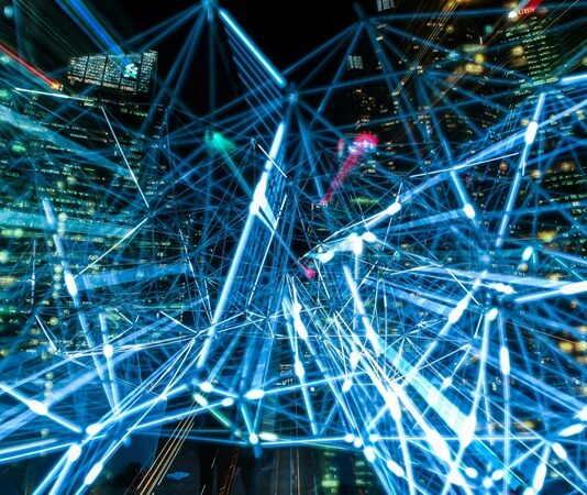 Teknolojinin hayatımızın her alanına etkisi olduğu gibi, eğitimde de devrim niteliğinde değişiklikler yaratmıştır. Eğitimde teknoloji kullanımı, öğretim süreçlerini daha etkili hale getirmek ve öğrencilere daha verimli bir öğrenme deneyimi sunmak amacıyla giderek artmaktadır. Ancak, eğitimde teknolojinin başarıyı artırıp artırmadığı sorusu, eğitimciler ve araştırmacılar tarafından sıkça tartışılmaktadır. Bu yazıda, eğitimde teknoloji kullanımının başarıya etkisini, avantajlarını ve olası zorluklarını inceleyeceğiz. Konulu bir haber görseli.