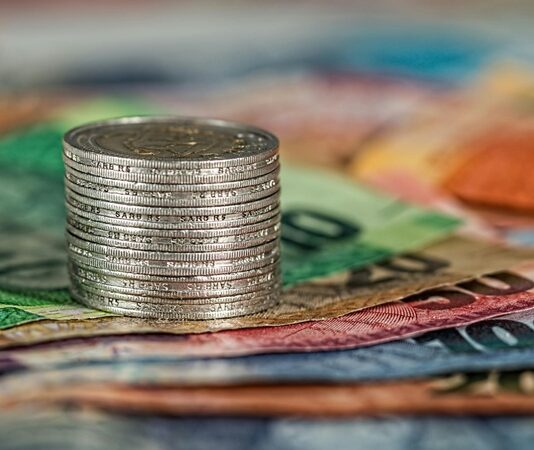 Ekonomi bilimi, insan davranışlarını, kaynak kullanımını ve kıt olan bu kaynakların nasıl daha verimli şekilde dağıtıldığını inceleyen sosyal bir bilim dalıdır. Diğer birçok bilim gibi, ekonomi de gözlem, analiz ve yorumlama yöntemlerini kullanır. Ancak onu benzersiz kılan, hem bireysel hem toplumsal düzeyde etkili karar süreçlerini anlamaya çalışmasıdır. Bu yönüyle ekonomi bilimi, bireylerin, işletmelerin ve devletlerin sınırlı kaynaklarla maksimum faydayı nasıl sağladığını araştırır. Konulu bir haber görseli