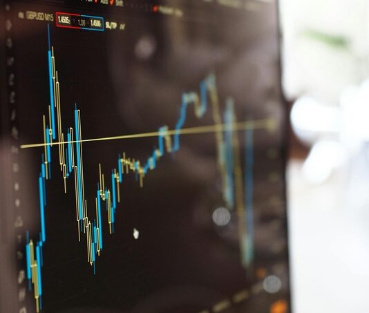 Ekonomi, toplumların kıt kaynakları nasıl kullandığını, üretim ve tüketim kararlarını nasıl aldığını ve bu kararların bireyler, firmalar ve devletler üzerindeki etkilerini inceleyen geniş kapsamlı bir sosyal bilimdir. Ancak bu kadar kapsamlı bir yapıyı tek bir çatı altında değerlendirmek mümkün değildir. Bu nedenle ekonomi bilimi, farklı konulara odaklanan çeşitli alt dallara ayrılmıştır. Bu dallar, ekonomik olayların daha net analiz edilmesine ve ekonomik politikaların daha etkili bir şekilde geliştirilmesine katkı sağlar. Konulu bir haber görseli.