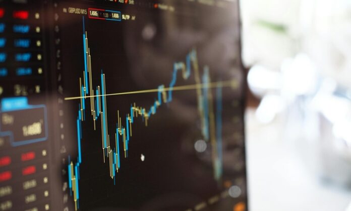 Ekonomi, toplumların kıt kaynakları nasıl kullandığını, üretim ve tüketim kararlarını nasıl aldığını ve bu kararların bireyler, firmalar ve devletler üzerindeki etkilerini inceleyen geniş kapsamlı bir sosyal bilimdir. Ancak bu kadar kapsamlı bir yapıyı tek bir çatı altında değerlendirmek mümkün değildir. Bu nedenle ekonomi bilimi, farklı konulara odaklanan çeşitli alt dallara ayrılmıştır. Bu dallar, ekonomik olayların daha net analiz edilmesine ve ekonomik politikaların daha etkili bir şekilde geliştirilmesine katkı sağlar. Konulu bir haber görseli.