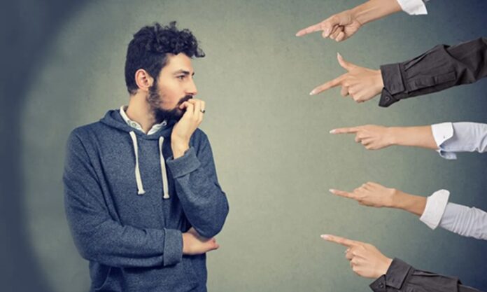 Eleştirel düşünce, bireyin bilgiye ulaşma, bilgiyi değerlendirme ve sonuç çıkarma süreçlerinde akıl yürütmeye dayalı kararlar alabilmesini sağlayan bir zihinsel beceridir. Günümüzde bilgi kirliliğiyle mücadele etmek, doğruya ulaşmak ve bilinçli bir birey olmak için bu düşünce biçimi her zamankinden daha fazla önem taşımaktadır. Konulu bir haber görseli.