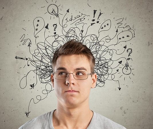 Eleştirel düşünme, bireylerin bilgiye şüpheyle yaklaşmasını, kanıt aramasını, tutarlılığı sorgulamasını ve bilinçli kararlar vermesini sağlayan bilişsel bir beceridir. Ancak bu kadar yaşamsal önemi olan bir yetkinlik, eğitim sistemlerinde özellikle de sınav odaklı sistemlerde yeterince yer bulamamaktadır. Türkiye gibi merkezi sınavların belirleyici olduğu ülkelerde eleştirel düşünme becerisi çoğu zaman görmezden gelinmekte ya da yüzeysel biçimde ele alınmaktadır. Oysa bilgi çağında yetişen bireylerin pasif bilgi tüketicileri değil, aktif bilgi üreticileri olması beklenmektedir. Konulu bir haber görseli.