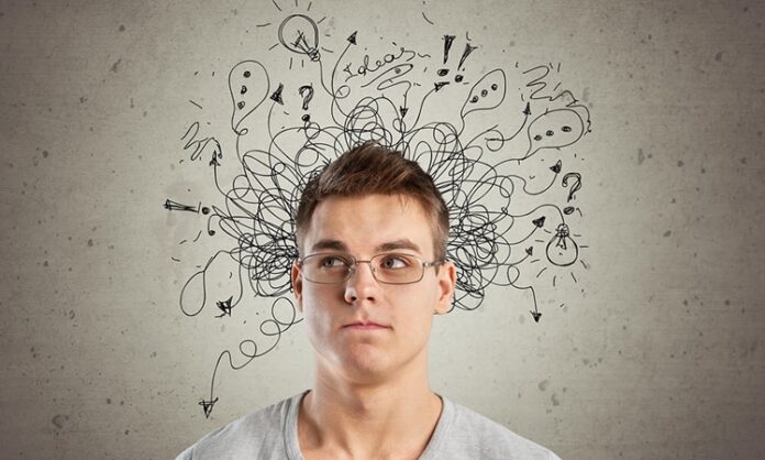 Eleştirel düşünme, bireylerin bilgiye şüpheyle yaklaşmasını, kanıt aramasını, tutarlılığı sorgulamasını ve bilinçli kararlar vermesini sağlayan bilişsel bir beceridir. Ancak bu kadar yaşamsal önemi olan bir yetkinlik, eğitim sistemlerinde özellikle de sınav odaklı sistemlerde yeterince yer bulamamaktadır. Türkiye gibi merkezi sınavların belirleyici olduğu ülkelerde eleştirel düşünme becerisi çoğu zaman görmezden gelinmekte ya da yüzeysel biçimde ele alınmaktadır. Oysa bilgi çağında yetişen bireylerin pasif bilgi tüketicileri değil, aktif bilgi üreticileri olması beklenmektedir. Konulu bir haber görseli.