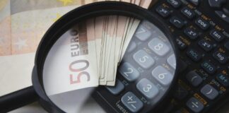 Enflasyon, genel fiyat seviyesinin sürekli olarak yükselmesi olarak tanımlanır ve bir ülkenin ekonomisinin sağlığı üzerinde önemli bir etkiye sahiptir. Enflasyon, ekonomik sistemdeki paranın değer kaybetmesi anlamına gelir ve halkın alım gücünü doğrudan etkiler. Ekonomik büyüme, üretim seviyeleri, talep ve arz gibi faktörlerle bağlantılı olan enflasyon, finansal piyasalarda, iş gücü piyasasında ve genel yaşam maliyetlerinde büyük değişikliklere yol açabilir. Bu yazıda enflasyonun nedenleri, etkileri ve çözüm yolları üzerine derinlemesine bir inceleme yapılacaktır. Konulu bir haber görseli.