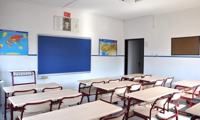 Erken çocukluk dönemi, bir insanın hayatındaki en kritik gelişim evresidir. Bu dönemde alınan eğitim, bireyin ilerleyen yıllardaki bilişsel, duygusal, sosyal ve fiziksel gelişimini doğrudan etkiler. Erken çocukluk eğitimi, çocuğun yaşamının ilk yıllarındaki öğrenme süreçlerini destekleyerek, onların potansiyellerini en üst düzeye çıkarmayı hedefler. Bu yazıda, erken çocukluk eğitiminin gelişim üzerindeki etkilerini ve bu dönemde verilen eğitimle bireylerin nasıl şekillendiğini inceleyeceğiz. Konulu bir haber görseli.