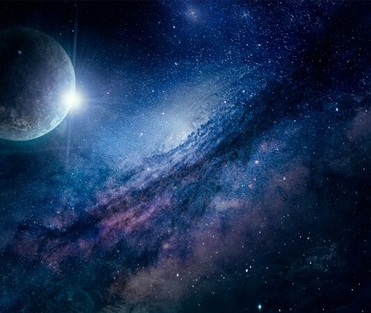 Evren, tüm varlıkların ve olayların bir arada bulunduğu, geniş bir uzay ve zaman kapsayıcısıdır. Bu kavram, hem günlük yaşamda hem de bilimsel anlamda geniş bir yelpazeye sahiptir. Evrenin tanımı, sadece yıldızlar ve gezegenlerden ibaret değildir; aynı zamanda madde, enerji, zaman, mekan ve fiziksel yasaların bir bütünüdür. İnsanlık, evreni anlamak için binlerce yıl boyunca birçok teori geliştirmiştir. Günümüzde, modern bilim, evrenin nasıl oluştuğunu, nasıl işlediğini ve gelecekte nasıl evrileceğini anlamak için derinlemesine araştırmalar yapmaktadır. Konulu bir haber görseli.