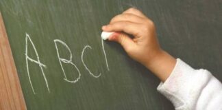 Ezberci eğitim sistemi, yıllardır hem eğitimciler hem de veliler tarafından tartışma konusu olmayı sürdürüyor. Bu sistem, öğrencilerin bilgiyi anlamadan, sadece kısa süreli belleklerine alarak sınavlara hazırlanmasını teşvik ettiği gerekçesiyle yoğun şekilde eleştiriliyor. Gelişen pedagojik yaklaşımlar, bireysel öğrenme stillerinin fark edilmesi ve modern dünyanın ihtiyaçları, ezbere dayalı öğretimin yeterli olmadığını açıkça ortaya koyuyor. Konulu bir haber görseli.