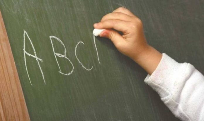 Ezberci eğitim sistemi, yıllardır hem eğitimciler hem de veliler tarafından tartışma konusu olmayı sürdürüyor. Bu sistem, öğrencilerin bilgiyi anlamadan, sadece kısa süreli belleklerine alarak sınavlara hazırlanmasını teşvik ettiği gerekçesiyle yoğun şekilde eleştiriliyor. Gelişen pedagojik yaklaşımlar, bireysel öğrenme stillerinin fark edilmesi ve modern dünyanın ihtiyaçları, ezbere dayalı öğretimin yeterli olmadığını açıkça ortaya koyuyor. Konulu bir haber görseli.