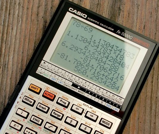 Formal bilimler, matematiksel ve mantıksal yapıları inceleyen, doğrudan gözlemler ve deneylerle değil, soyut düşünce ve mantıkla temellendirilen bilim dallarını ifade eder. Bu alanda yapılan çalışmalar, dünya ile ilgili doğrudan gözlemler yapmaktan ziyade, doğruluğu matematiksel olarak kanıtlanabilir yapıları ve sistemleri anlamaya yöneliktir. Formal bilimler, insan düşüncesinin ve mantığının en derin seviyelerini analiz ederek, evreni anlamada kullanılan soyut yöntemler geliştirilmesine yardımcı olur. Bu yazıda, formal bilimlerin ne olduğu, hangi alanlarda kullanıldığı ve öneminin ne kadar büyük olduğu konularını inceleyeceğiz. Konulu bir haber görseli.