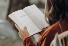 Geleneksel olarak okuryazarlık, bir kişinin harfleri tanıyabilme, yazı okuyup yazabilme becerisi olarak tanımlanmıştır. Bu tanım uzun yıllar boyunca eğitim politikalarının temelini oluşturmuş, bireylerin bilgiye erişimi bu yetiler üzerinden değerlendirilmiştir. Ancak dijital çağla birlikte bu tanım tartışmalı hale gelmiştir. Artık sadece alfabetik beceriler değil, bilgiye ulaşma, değerlendirme ve üretme becerileri de bu kavramın içine dahil edilmiştir. Peki, okuryazarlık hâlâ sadece harfleri tanımak mıdır? Konulu bir haber görseli.