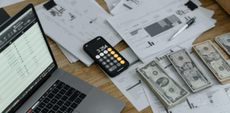 Günümüzde gençlerin iş hayatına atılma biçimi, geleneksel yöntemlerden farklı olarak daha dinamik, dijital ve esnek yollarla şekilleniyor. Özellikle dijitalleşmenin etkisiyle birlikte, ticaret artık yalnızca büyük sermayeye sahip kişilerin değil, küçük fikirlerle yola çıkan gençlerin de alanı haline geldi. konulu bir görsel