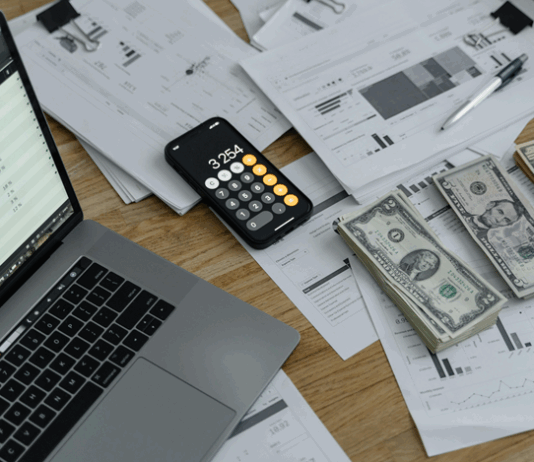 Günümüzde gençlerin iş hayatına atılma biçimi, geleneksel yöntemlerden farklı olarak daha dinamik, dijital ve esnek yollarla şekilleniyor. Özellikle dijitalleşmenin etkisiyle birlikte, ticaret artık yalnızca büyük sermayeye sahip kişilerin değil, küçük fikirlerle yola çıkan gençlerin de alanı haline geldi. konulu bir görsel