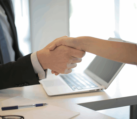 Girişimcilik; özgürlük, kendi işinin patronu olmak ve potansiyel olarak sınırsız gelir gibi hayallerle süslenmiş heyecan verici bir yolculuktur. Ancak bu yol, sanıldığı kadar kolay ve düz değildir. Girişimcilik dünyasına adım atmadan önce bilinmesi gereken bazı temel gerçekler, başarı ihtimalini artırmak ve hayal kırıklıklarını azaltmak açısından oldukça önemlidir. konulu bir görsel