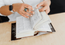 Ticaret, her gün milyonlarca insanın ekonomik faaliyet yürüttüğü, ürün ve hizmetlerin değiş tokuş edildiği devasa bir alandır. Ancak bu alanın kendi içinde bir dili, kuralları ve terimleri vardır. Bu terimlere hâkim olmak, özellikle yeni başlayan girişimciler ve küçük işletme sahipleri için sadece bilgi değil, rekabet avantajı da sağlar. konulu bir görsel