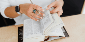 Ticaret, her gün milyonlarca insanın ekonomik faaliyet yürüttüğü, ürün ve hizmetlerin değiş tokuş edildiği devasa bir alandır. Ancak bu alanın kendi içinde bir dili, kuralları ve terimleri vardır. Bu terimlere hâkim olmak, özellikle yeni başlayan girişimciler ve küçük işletme sahipleri için sadece bilgi değil, rekabet avantajı da sağlar. konulu bir görsel