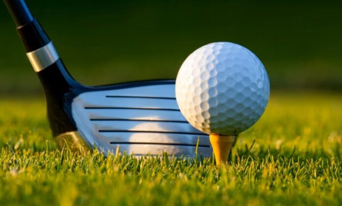 Golf, doğayla iç içe, sabır ve strateji gerektiren bir spor dalı olarak yüzyıllardır dünyanın farklı bölgelerinde ilgiyle oynanmaktadır. Gerek bireysel rekabeti gerekse sakin ortamıyla birçok kişi için hem spor hem de sosyalleşme aracı olarak önem taşır. Özellikle açık havada yapılan nadir sporlardan biri olan golf, son yıllarda Türkiye'de de popülaritesini artırmaktadır. Bu yazıda, golfün tanımı, tarihi gelişimi, kuralları ve günümüzdeki yeri üzerine kapsamlı bilgiler bulabilirsiniz. Konulu bir haber görseli.