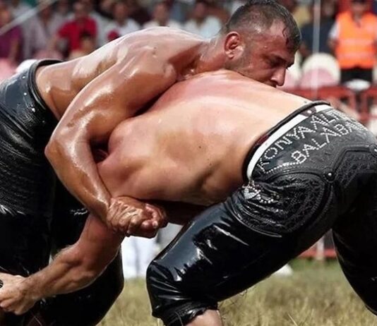 Güreş, insanların tarih boyunca mücadele ettiği ve beden gücünü test ettiği en eski spor dallarından biridir. Farklı kültürlerde ve coğrafyalarda çeşitli şekillerde gelişen güreş, dünyanın her köşesinde bir spor dalı olarak kabul edilmiştir. Hem antik dönemlerden bu yana hem de günümüzde çeşitli şekillerde yapılmaya devam etmektedir. Yunanlılar ve Romalılar döneminde düzenlenen gladyatör dövüşlerinden günümüz modern güreşine kadar geniş bir tarihsel geçmişe sahiptir. Konulu bir haber görseli.