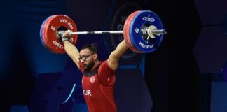 Halter, kuvvet ve dayanıklılığın test edildiği bir spor dalıdır. Genellikle, sporcuların çeşitli ağırlıklarla belirli tekniklerle kaldırma hareketlerini gerçekleştirdiği bir spordur. Hem profesyonel sporcular hem de amatörler tarafından tercih edilen halter, fiziksel güç ve zindelik gerektiren bir aktivite olarak bilinir. Olimpiyat oyunlarının da bir parçası olan bu spor dalı, dünya çapında büyük bir popülariteye sahiptir. Konulu bir haber görseli.