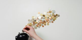 Ticaret, insanoğlunun temel ihtiyaçlarını karşılamaya yönelik olarak binlerce yıldır süregelen bir faaliyettir. Günümüzde ise ticaretin sınırları genişlemiş, fiziki pazarlardan dijital dünyaya kadar uzanan bir yelpazeye yayılmıştır. “Hangi alanlarda ticaret yapılır?” sorusu, iş kurmak ya da yeni bir sektöre yönelmek isteyen herkes için kritik önemdedir. Çünkü ticaret yalnızca mal satmakla sınırlı değildir; hizmetten dijital ürünlere, ikinci elden eğitim sistemlerine kadar birçok alanda ticaret yapılabilir. Konulu bir haber görseli