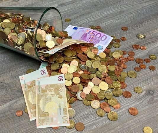 E-ticaret, teknolojinin sunduğu olanaklarla birlikte yalnızca bir satış yöntemi değil, başlı başına bir sektör haline gelmiştir. Giderek dijitalleşen dünyada girişimciler için “Hangi sektörde e-ticaret yapılır?” sorusu kritik önem taşır. Çünkü doğru sektörü seçmek, uzun vadeli başarı için atılacak en sağlam adımdır. Günümüzde pek çok farklı alanda e-ticaret yapılabiliyor. Önemli olan, talebi yüksek, rekabeti yönetilebilir ve kâr marjı uygun olan bir sektöre yönelmektir. Konulu bir haber görseli.