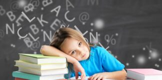 Günümüz dünyası, teknolojik, sosyal ve ekonomik değişimlerin hızla yaşandığı bir döneme tanıklık ediyor. Bu değişim sürecinde bilgiye ulaşmanın kolaylaşması, öğrenmenin yalnızca okul yıllarıyla sınırlı kalamayacağını açıkça ortaya koyuyor. Bu noktada öne çıkan en önemli kavramlardan biri hayat boyu öğrenme. Artık öğrenmek, yalnızca belli bir yaşa ya da eğitim kademesine ait bir faaliyet değil; bireyin yaşamı boyunca devam eden, çok yönlü ve sürekli bir süreç olarak tanımlanıyor. Konulu bir görsel.