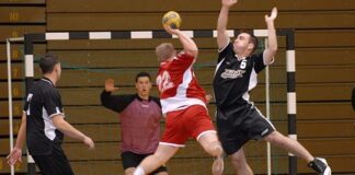 Hentbol, dünya genelinde özellikle Avrupa ülkelerinde yaygın olarak oynanan, hem takım ruhunu hem de fiziksel dayanıklılığı ön planda tutan bir salon sporudur. 20. yüzyılın başlarında modern kurallarına kavuşan bu spor dalı, günümüzde profesyonel liglerin, uluslararası turnuvaların ve olimpiyat organizasyonlarının vazgeçilmez parçalarından biri hâline gelmiştir. Türkiye’de de özellikle genç yaş gruplarında yaygınlaşan hentbol, okullardan kulüplere kadar geniş bir alanda oynanmakta ve gelişim göstermektedir. Konulu bir haber görseli.