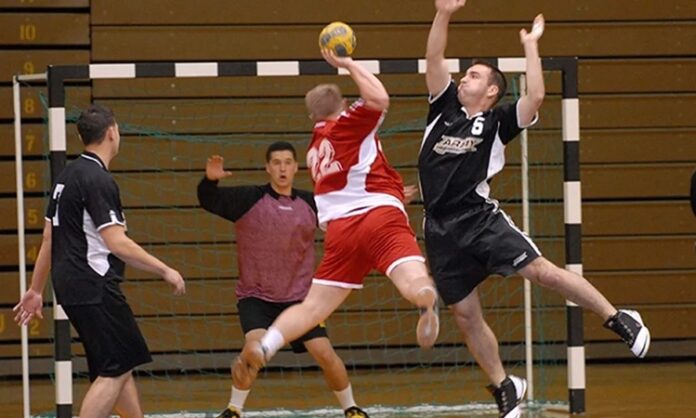 Hentbol, dünya genelinde özellikle Avrupa ülkelerinde yaygın olarak oynanan, hem takım ruhunu hem de fiziksel dayanıklılığı ön planda tutan bir salon sporudur. 20. yüzyılın başlarında modern kurallarına kavuşan bu spor dalı, günümüzde profesyonel liglerin, uluslararası turnuvaların ve olimpiyat organizasyonlarının vazgeçilmez parçalarından biri hâline gelmiştir. Türkiye’de de özellikle genç yaş gruplarında yaygınlaşan hentbol, okullardan kulüplere kadar geniş bir alanda oynanmakta ve gelişim göstermektedir. Konulu bir haber görseli.