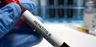 Hepatit B ve C, karaciğeri etkileyen viral enfeksiyonlar olup, bu hastalıklar uzun dönemde ciddi sağlık sorunlarına yol açabilir. Her iki hastalık da karaciğerde iltihaba neden olur, ancak Hepatit B ve Hepatit C arasında bazı önemli farklar bulunmaktadır. Hepatit B, genellikle daha kısa vadede fark edilen ve aşıyla korunulabilen bir hastalıkken, Hepatit C genellikle yıllarca belirti vermez ve tedavi edilmezse karaciğerde kalıcı hasara yol açabilir. Her iki enfeksiyon türü de karaciğerde ciddi hasarlara, siroz ve karaciğer kanseri gibi tehlikeli hastalıklara yol açabilir. Bu yazıda, Hepatit B ve C’nin ne olduğunu, nasıl bulaştıklarını, karaciğere verdikleri zararları ve tedavi yöntemlerini inceleyeceğiz. Konulu bir haber görseli.