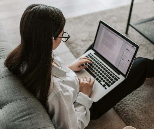 Eğitim dünyası, son yıllarda hızla değişen teknolojik gelişmeler ve küresel olaylarla birlikte yeni eğitim modellerine ihtiyaç duymaktadır. Bu modellerden biri de hibrit eğitimdir. Hibrit eğitim, geleneksel yüz yüze eğitimle çevrimiçi eğitimin bir arada kullanıldığı bir öğrenme yöntemidir. Bu model, hem öğrencilere esneklik sağlamakta hem de eğitim süreçlerini daha etkili hale getirmektedir. Hibrit eğitimin giderek daha yaygın hale gelmesiyle birlikte, bu modelin hangi durumlarda tercih edileceği konusu eğitimciler ve aileler için önemli bir soru olmuştur. Bu yazıda, hibrit eğitim modelinin hangi koşullarda tercih edildiğini ve hangi avantajları sunduğunu detaylı bir şekilde inceleyeceğiz. Tüm haber detayı için tıklayınız.