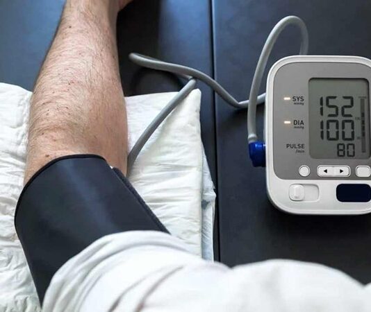 Hipertansiyon, yani yüksek tansiyon, dünya genelinde milyonlarca insanı etkileyen ve çoğu zaman fark edilmeden ilerleyen bir sağlık sorunudur. Sessiz bir hastalık olarak anılması, genellikle belirgin semptomlar göstermeden yıllarca vücutta hasar yaratabilme özelliğinden kaynaklanır. Bu durum, kalp, böbrek, beyin ve damar sisteminde geri dönüşü zor etkiler bırakabilir. Konulu bir haber görseli.